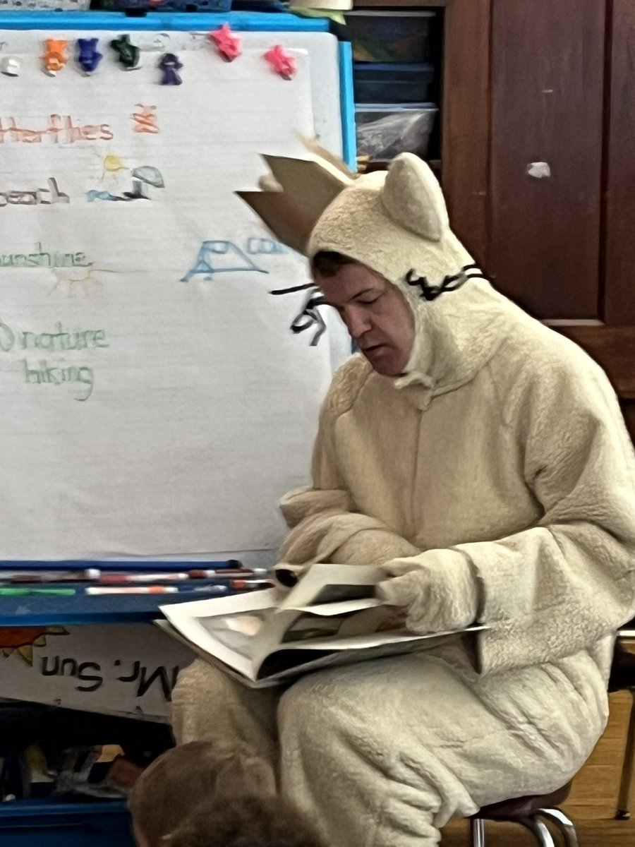 TEW1301's tweet photo. LOOK who came to visit us this morning for an amazing ACTIVE read aloud! 
Dr. Jacobs and Principal for a Day, Rory! @BloomBulldogs @BLOOM_AP_ @JCPSSuper @JCPSAsstSuptTL https://t.co/xumUrDbneC