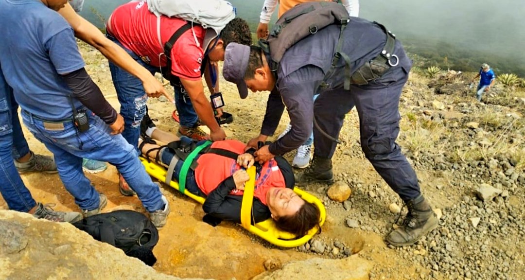 alertanoti's tweet photo. TURISTA SUBIÓ EL VOLCÁN DE SANTA ANA Y NO AGUANTÓ LA CAMINADA; FUE AUXILIADA 

Policías auxiliaron a una turista extranjera que presentó complicaciones durante su ascenso para conocer la cúspide del volcán Ilamatepec, en Santa Ana.

El Volcán de Santa Ana, o Ilamatepec, tiene una elevación de 2.381 metros sobre el nivel del mar; es el más alto de El Salvador.

Agentes de la POLITUR en apresto brindan seguridad y atienden cualquier emergencia en los diferentes atractivos turísticos de país.