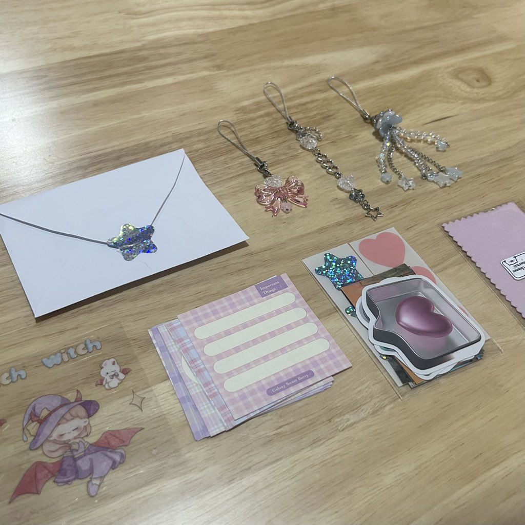 k4th1yn_'s tweet photo. — 💌 mail from : @studi0riri
#ririnthanks

hii pooo! omg ang cute po nung keychains 🥹 thank you po so much sa freebies and sa vv cute packaging po. ang bait niyo rin po sobra. THANK YOUU SO MUCH PO ULITT!! 💘 https://t.co/o4Pq5lznFw
