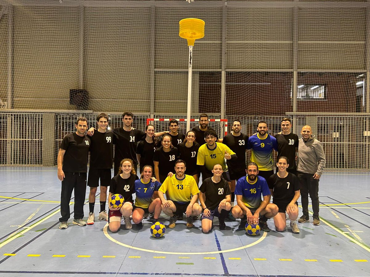 SantLlorencKC's tweet photo. 🔴⚪️En l'entrenament d'ahir vàrem tenir la visita de 5 exjugadors/es del CE Vilanova i la Geltrú. En Dani, l’Ivan, la Mireia, en Juan Pablo i en Cristian. Un entrenament ple de retrobaments; amb entrenadors, rivals, amics i amb la pilota korfbalera!
#Korfbal #slkc #BeRSM #SoyRSM https://t.co/KDMBSIrDIU