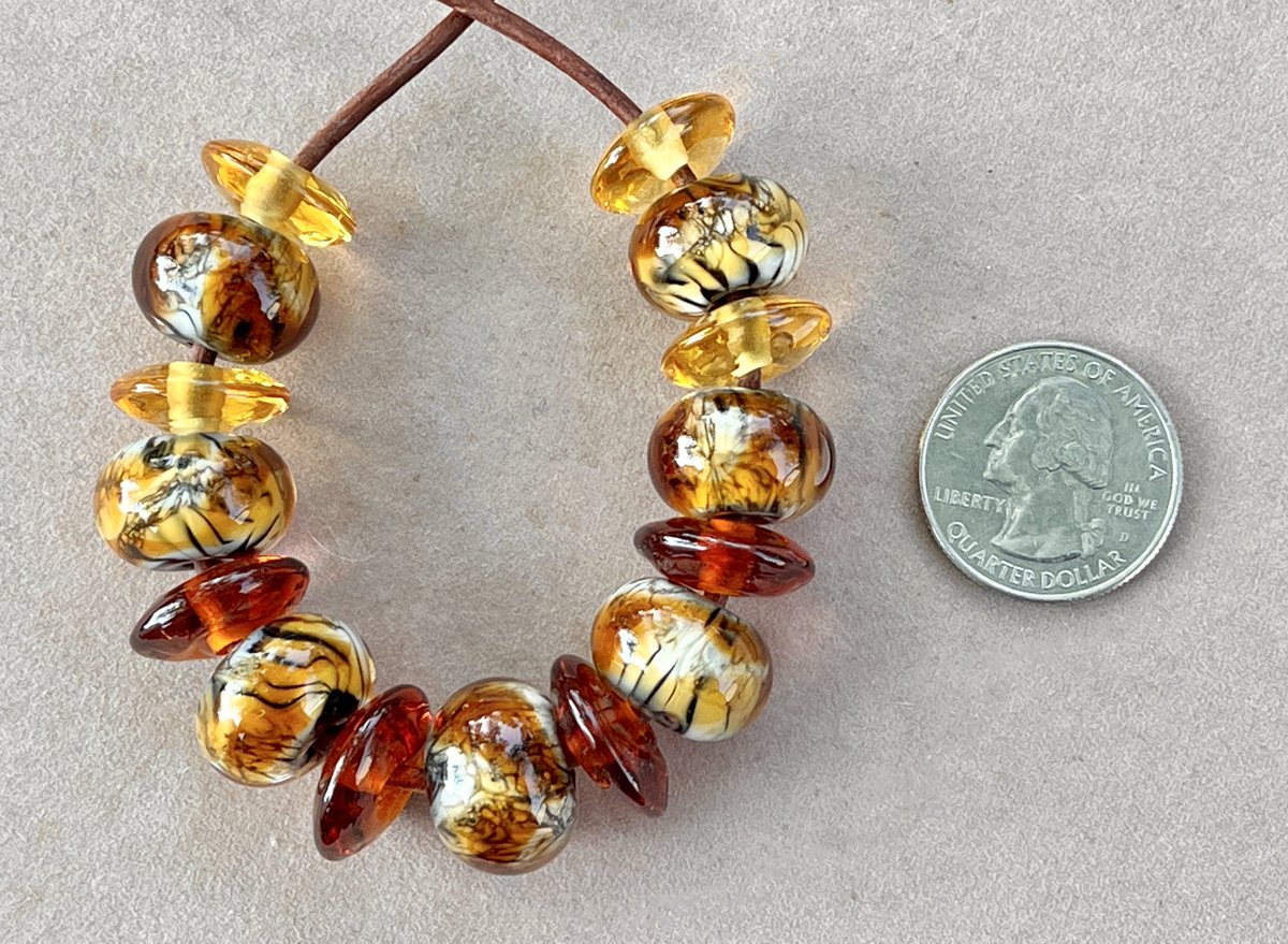 #new in my shop, this set of stunning #tiger #beads and coordinating #spacers.

etsy.me/45Bcowj

#handmade #lampwork #glass #beads #justlisted #newlisting #safari #exotic #beadset @EtsyJeweler @EtsyRetweeter  @EtsySuccess  @JewelryOnEtsy