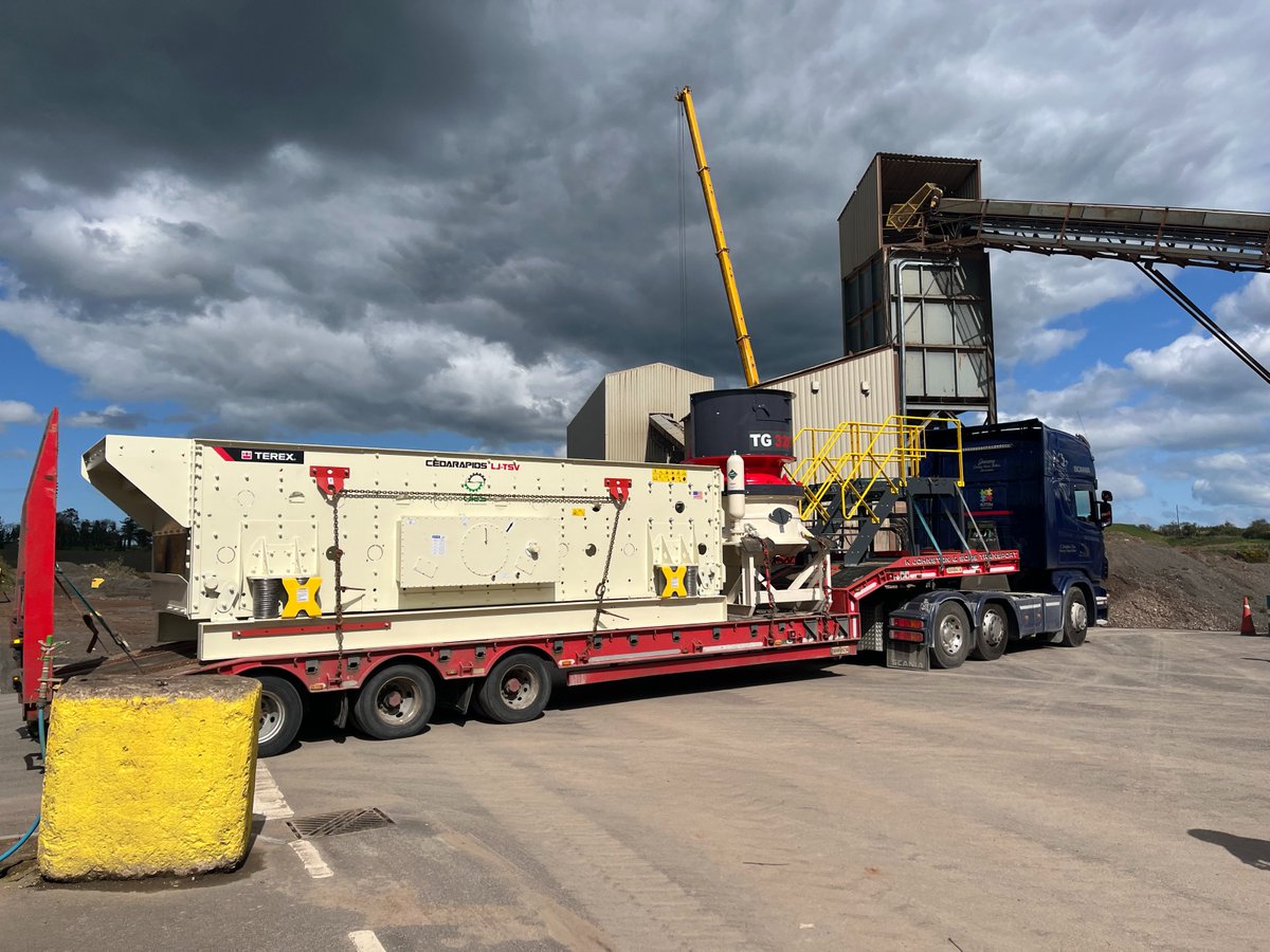 Great install of our brand new Cedarapids screens by our Irish dealer Quarry and Recycling Solutions (QRS) alongside the customer McQuillan Companies.