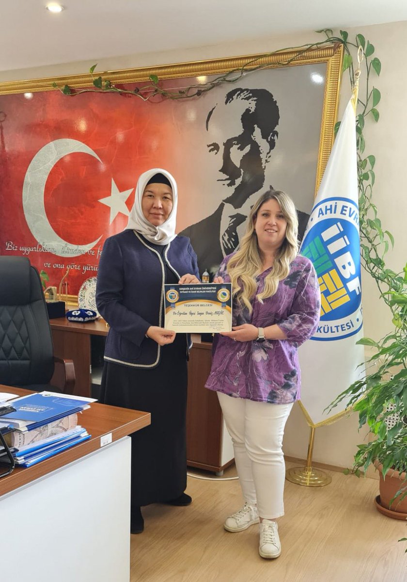 Fakültemiz Dekanı Prof. Dr. Nur ÇETİN, görevden ayrılan İşletme Bölümü öğretim üyesi Dr. Öğr. Üyesi Deniz Akgül'e görev süresi boyunca yaptığı özverili çalışmalarından ve fakültemize katkılarından dolayı teşekkür belgesi takdiminde bulundu.