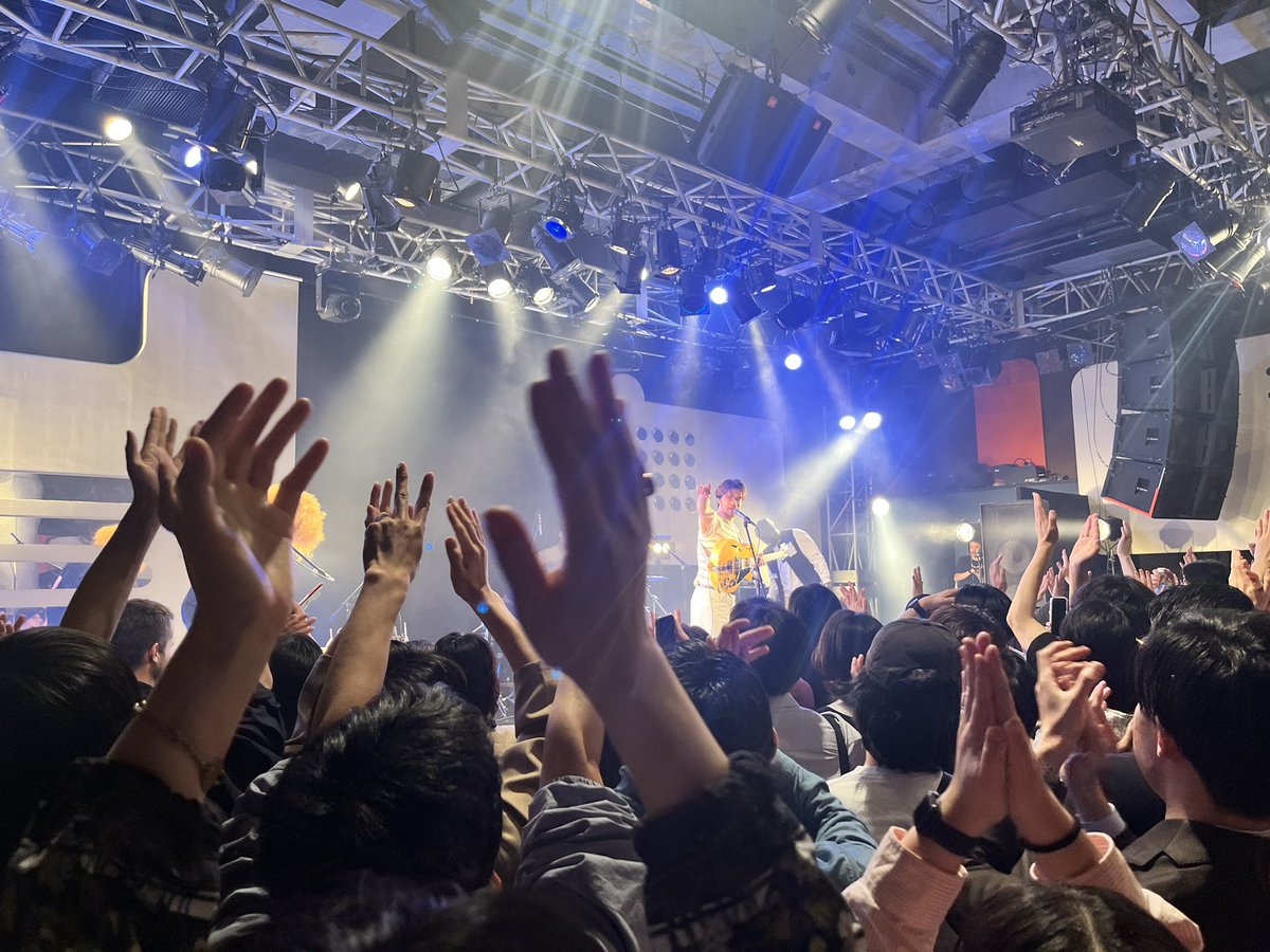 ナミ (@snmtky) on Twitter photo オスカー・ジェローム(<a href="/oscjerome/">Oscar Jerome</a> )、日本に来るのをずっと待っていた
その期待以上のパフォーマンス!バックの3人がめっちゃ上手くて、分厚いビートの上に乗る奔放なギターとエモーショナルな歌に体が揺れて、揺れて、揺れた オスカー・ジェローム(<a href="/oscjerome/">Oscar Jerome</a> )、日本に来るのをずっと待っていた
その期待以上のパフォーマンス!バックの3人がめっちゃ上手くて、分厚いビートの上に乗る奔放なギターとエモーショナルな歌に体が揺れて、揺れて、揺れた