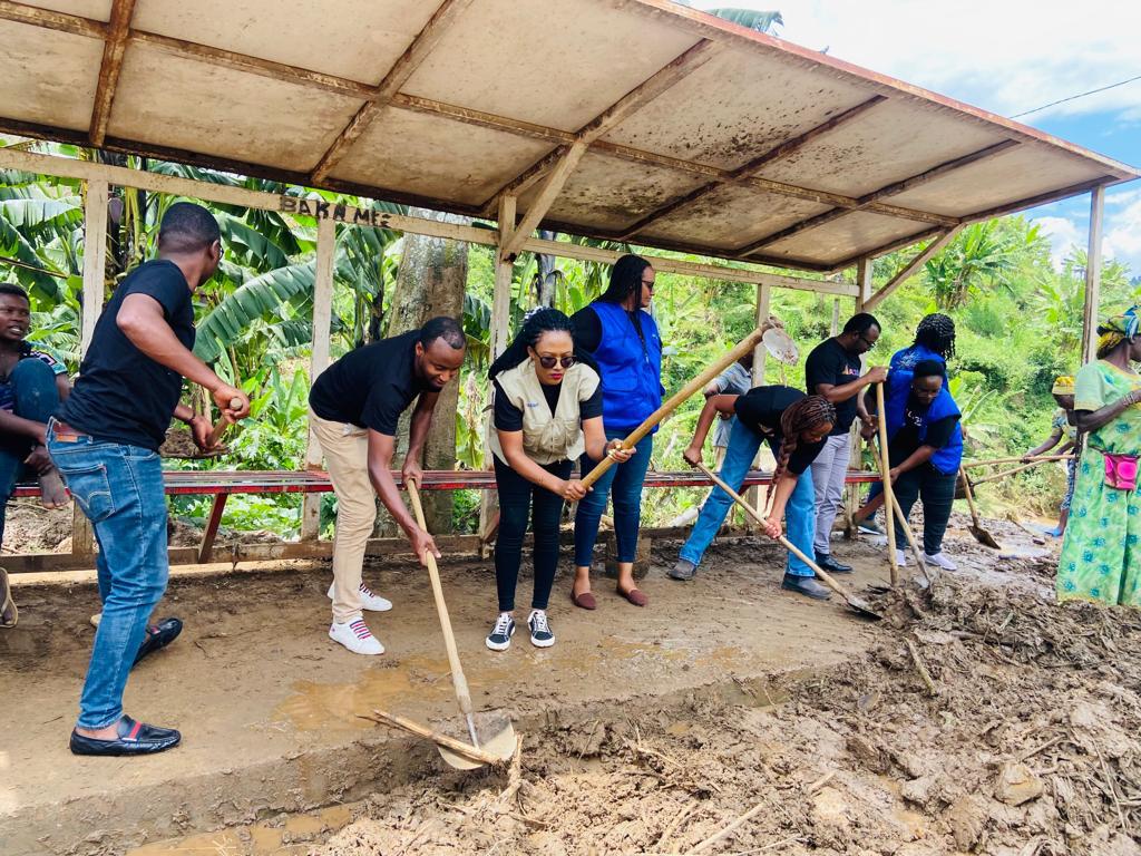 AlightRwanda's tweet photo. Rain or shine, Alight Rwanda and the community come together to make a change. Join us as we dive into Umuganda (community work) to tackle the aftermath of heavy floods in the western and northern parts of the country. Together, we'll make waves of positive change! #FindOthers https://t.co/FsYqrZYz3h