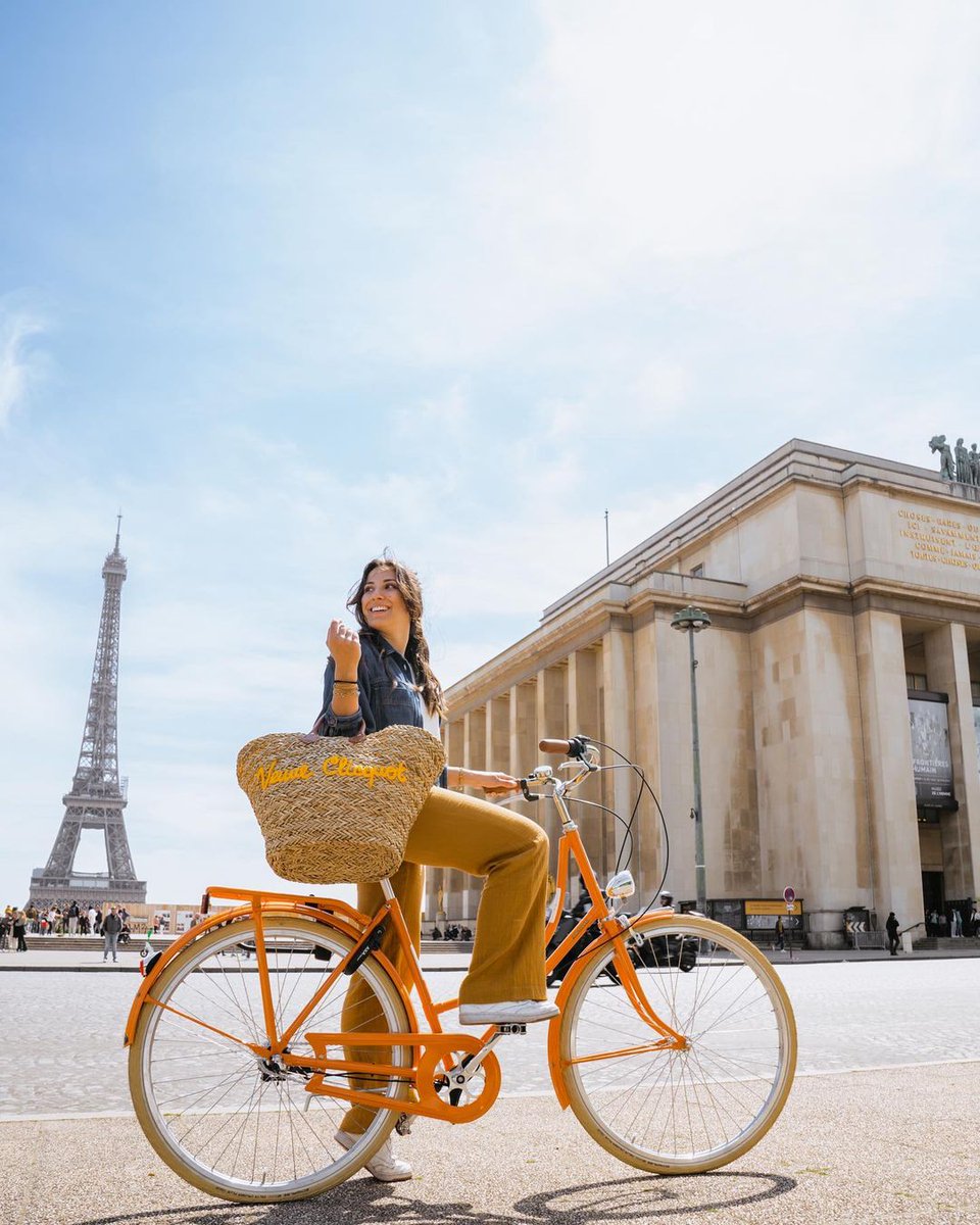 Paris is yours to explore...with the help of a complimentary Canopy Paris Trocadero bike of course! 🚲 hil.tn/zf8jae
