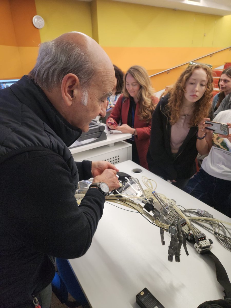 What an absolute legend <a href="/StelarcStelarc/">Stelarc</a>! Thanks <a href="/farkhatdinov/">Ildar Farkhatdinov</a> <a href="/KasparAlthoefer/">Kaspar Althoefer</a> <a href="/QMUL/">Queen Mary University of London</a> for organising the talk. 👏