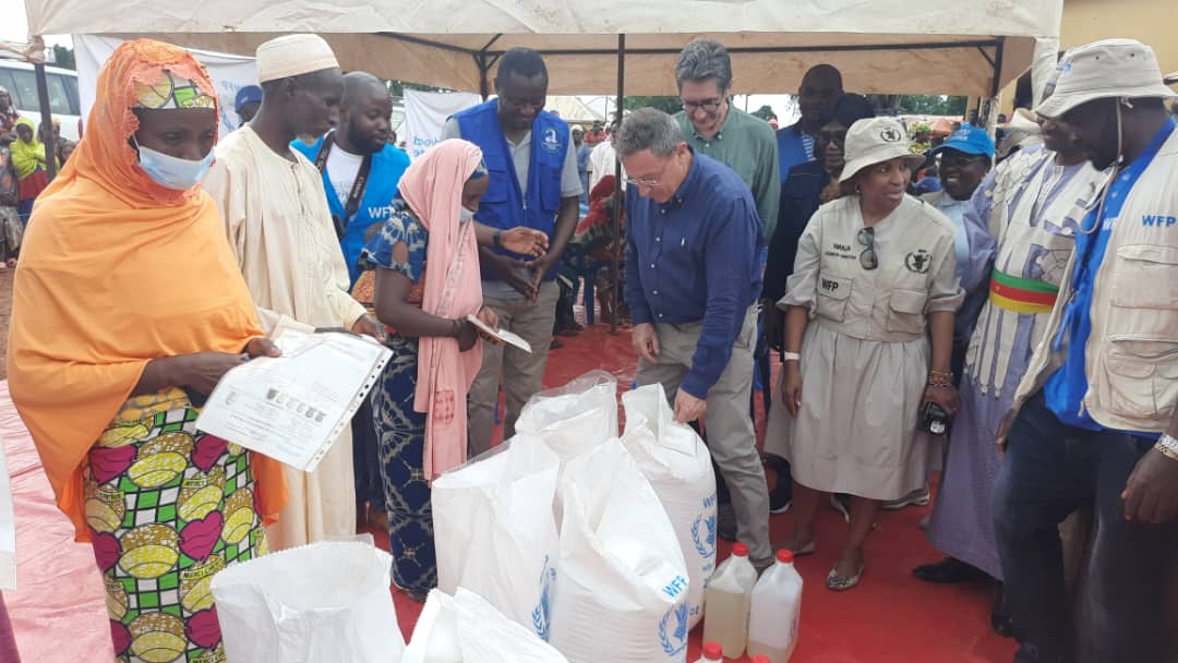 WFP_Cameroon's tweet photo. #HappeningNow
S.E.M. Thierry MARCHAND, Ambassadeur de @FRauCameroun🇫🇷 poursuit sa visite des activités du PAM

La délégation est actuellement sur les sites de distribution de #Vivres à #GargaLimbona, où @WFP_FR 🇨🇲soutient les #Réfugiés RCA et les populations hôtes

#SauverDesvies https://t.co/M95uC89XfL