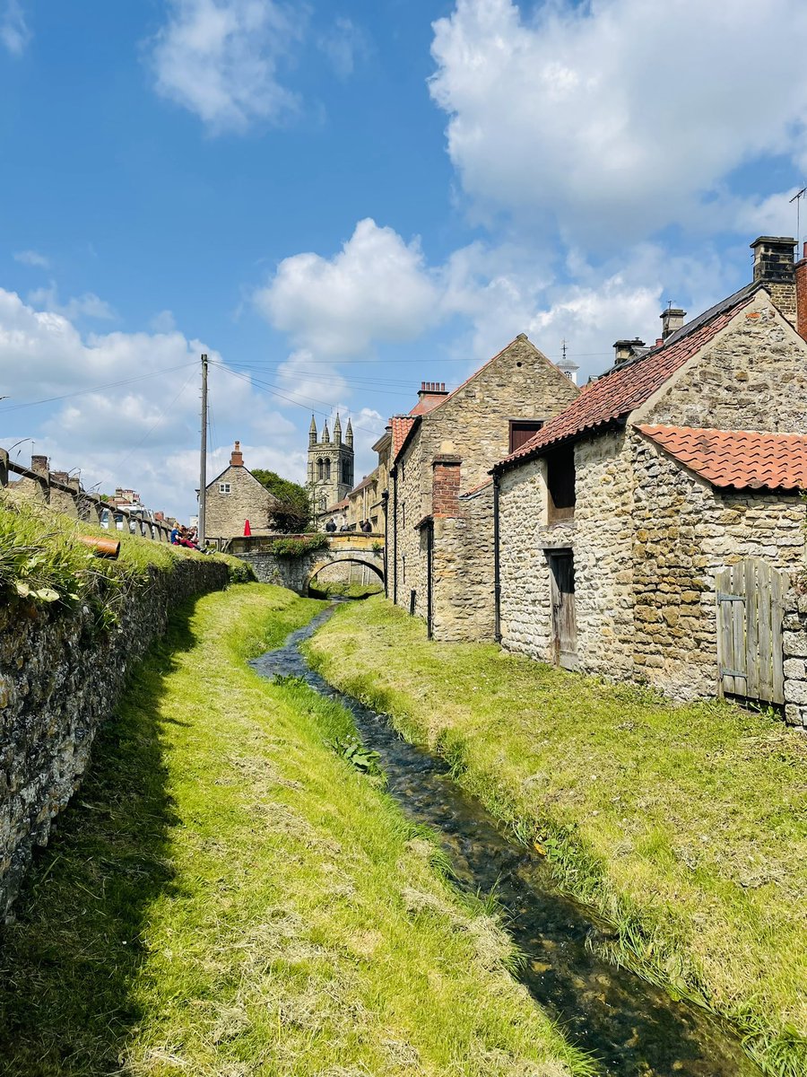 Happy Friday from a beautiful Helmsley ❤️🥾🐾 #walking #outdoors #northyorkshire #yorkshirevillage #northyorks #helmsley