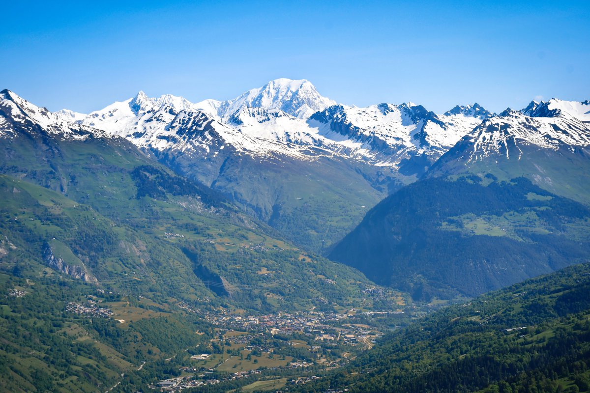 Bourg-Saint-Maurice et le mont Blanc vus ce matin de la station Les Coches !
.
.
.
#frenchmoments #montblanc #auvergnerhonealpestourisme #savoie #savoiemontblanc #ExploreFrance #EnFranceAussi #MagnifiqueFrance #tarentaise #frenchalps #LesArcs #BourgSaintMaurice