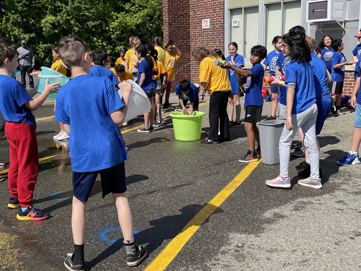 OBPSMemorial's tweet photo. Water Blaster 💙🐾💛⁦@MemorialPTA⁩ ⁦@OldBridgeTPS⁩ https://t.co/bwmTu1dAKv