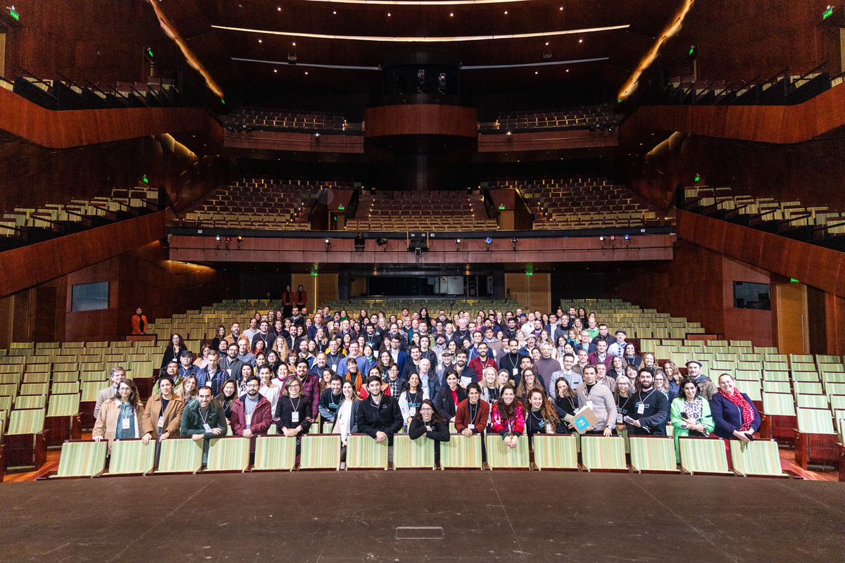 ¡Estamos muy contentos! Cerca de 180 personas desde distintas comunas de la región, se encuentran reunidos en el Teatro del Lago de #Frutillar, dialogando y soñando un mejor futuro para la región en #Somos+LosLagos 👏👏👏