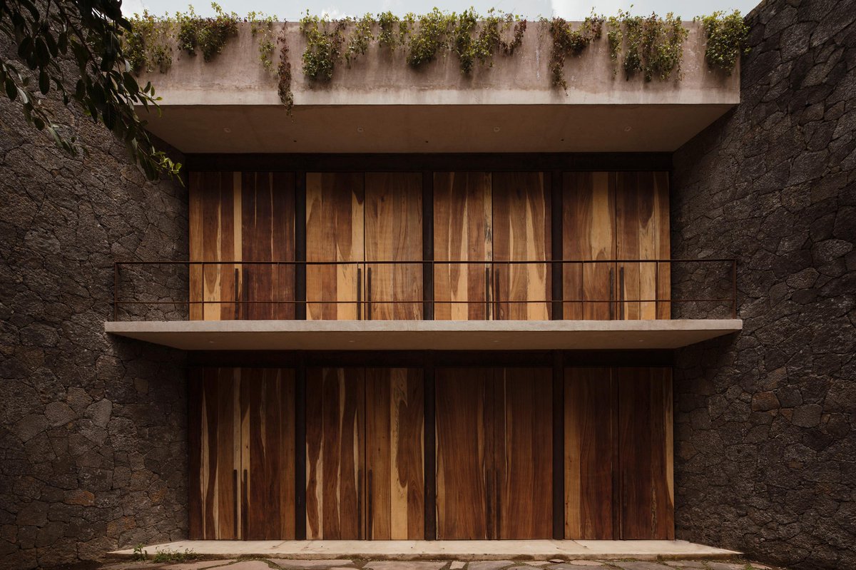 Casa Tepoztlán, una impresionante residencia minimalista ubicada en los cautivadores paisajes de Tepoztlán, México. Diseñada por DOSA STUDIO, esta casa encarna la esencia de su entorno, mostrando una combinación perfecta de arquitectura contemporánea y belleza natural.
