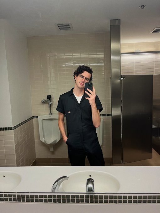 Jumpsuits are cute until you remember you have to take off your shirt to sit on the toilet&hellip; https://t