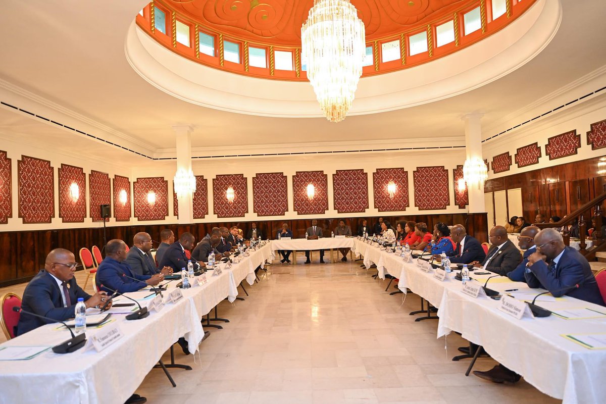 Je veux un parlement plus proche des populations, un parlement davantage imprégné des réalités du quotidien et s’enquérir des questions relatives à l’assainissement, l’eau, la santé et le transport. 
Des visites sur le terrain sont prévues.🇨🇮
▫️Réunion du bureau de l'<a href="/assnatci/">Assemblée Nationale de Côte d'Ivoire</a>