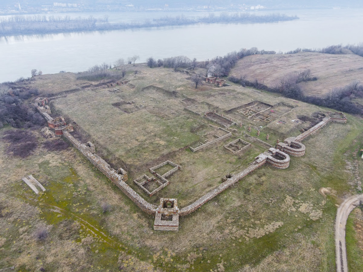 Ruins of the Diana Fortress in eastern Serbia. Built in 100 A.D. as the staging ground and supply depot for Trajan's massive army (around 100,000 soldiers) during the Invasion of Dacia the following year. #ancientrome #ancienthistory #romanempire #romanhistory