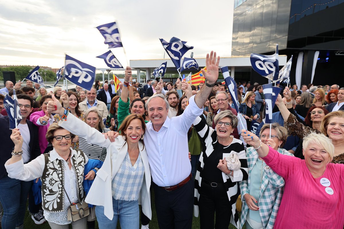 Jorge_Azcon's tweet photo. 💙💙💙 Cerramos una campaña intensa. Llena de trabajo, cariño, kilómetros, propuestas. Y sobre todo, llena de Aragón, de charlas y de su gente. Gracias a todos los que nos habéis acompañado. Este domingo, llega el cambio a Aragón 💙💙💙

#AragonPorEncimaDeTodo
#VotaPP #VotaAzcon https://t.co/GXAlnhGqUx
