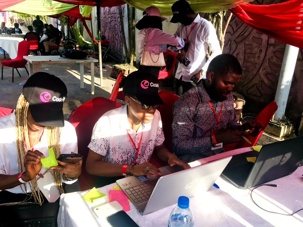 geniuszahavi's tweet image. The @CodeRigi team pulled up at the Cakemania event this evening

It&apos;s really an exhilarating experience.

Are you in the building, come around for a meet and greet with @CodeRigi 

#coderigixcakemania
#cakemania
#coderigi