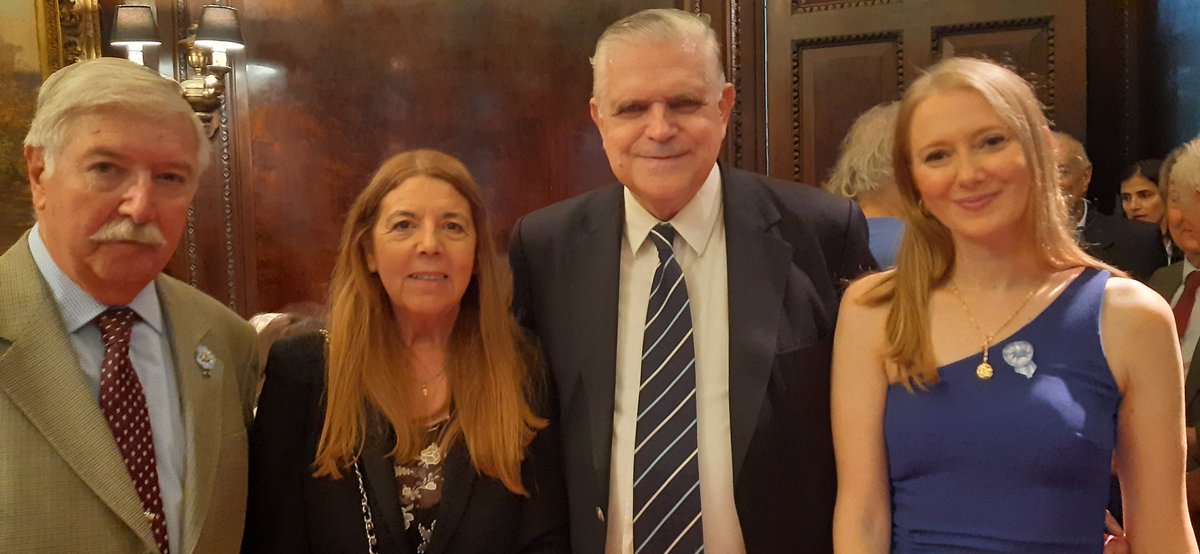 Un gusto haber compartido el almuerzo patriótico junto a <a href="/rlopezmurphy/">Ricardo López Murphy</a> y el 
Cnl Fernandez Cendoya <a href="/AFAVITA1/">AFAVITA</a>