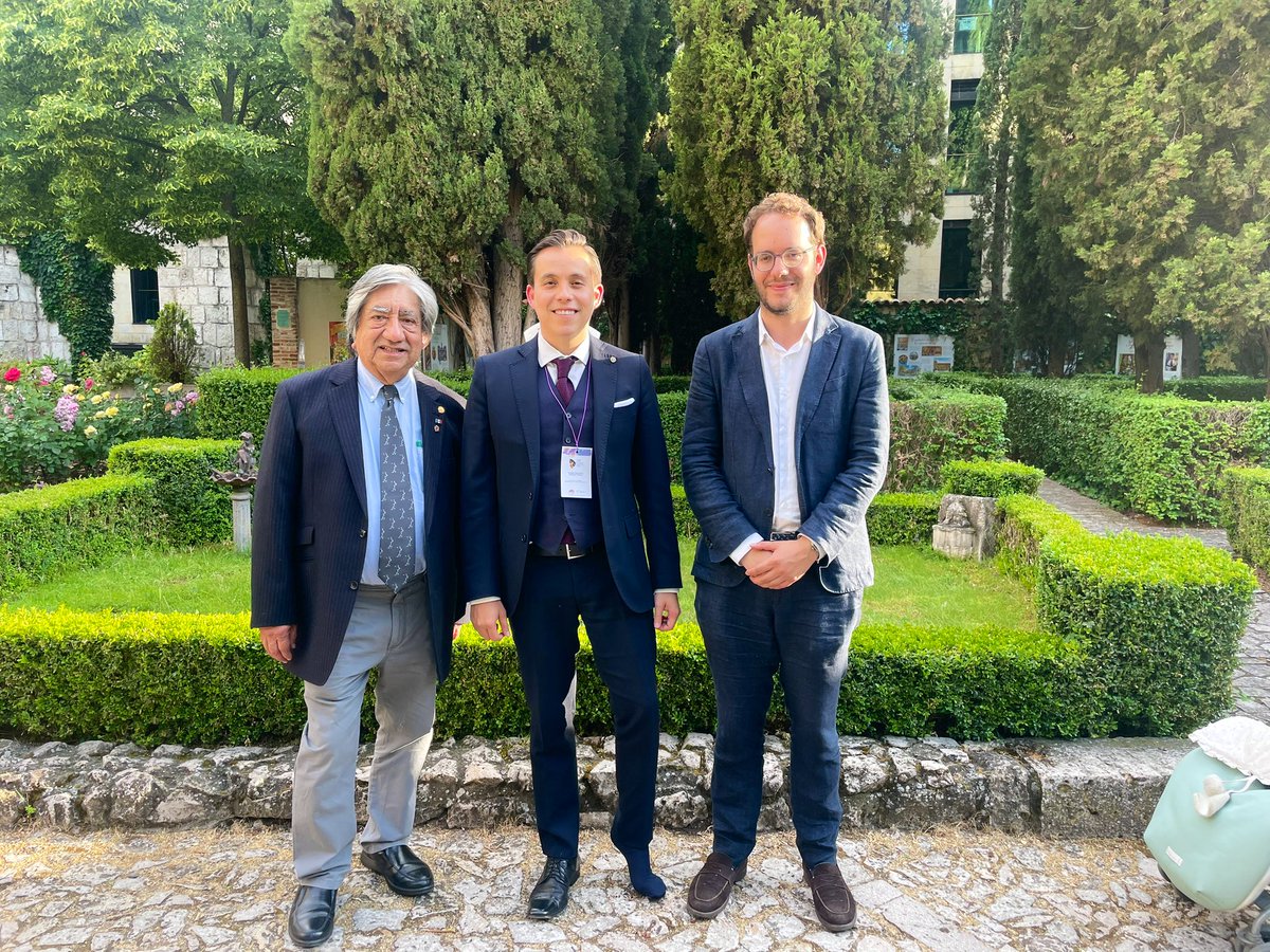 <a href="/Pablo_Vicente_/">Pablo Vicente 🖤🇪🇸</a> ha asistido esta tarde a la inauguración del  VII Congreso de Asociaciones Mexicanas en Europa.

Un placer poder escuchar sus necesidades y transmitirles nuestro compromiso con su comunidad en Valladolid.