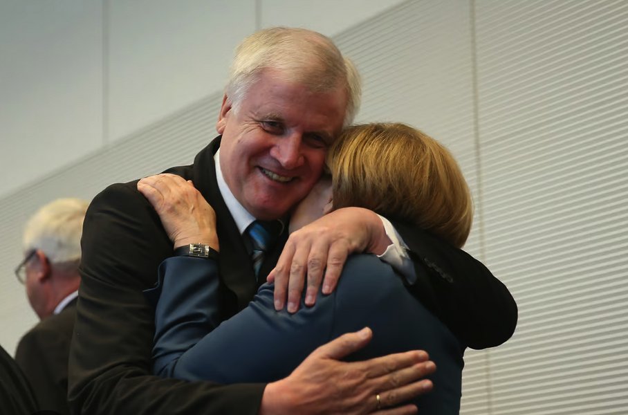 Als Kanzler muss man echt auf der Hut sein, dass man nicht plötzlich von irgendwelchen freigelassenen Psychopathen umarmt wird!