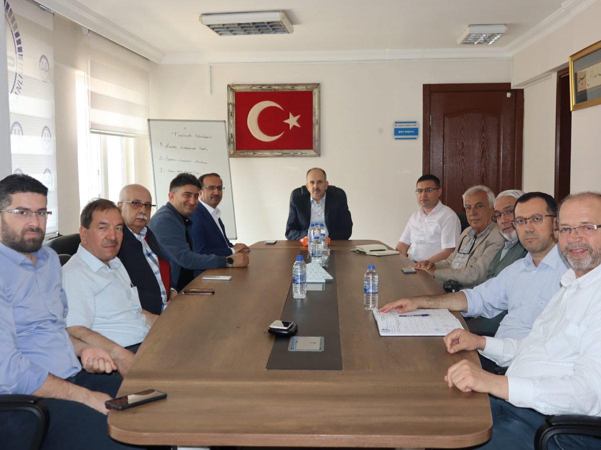 Türkiye Diyanet Vakfı (TDV) Manisa Şubesi Mayıs Ayı Yönetim Kurulu toplantısı, İl Müftüsü ve TDV Manisa Şube Başkanı  Dr. Hasan Hüseyin Güller başkanlığında şube yönetim kurulu üyelerinin katılımıyla gerçekleştirildi. 

#TDVManisa #ManisaİlMüftülüğü #AliErbaş