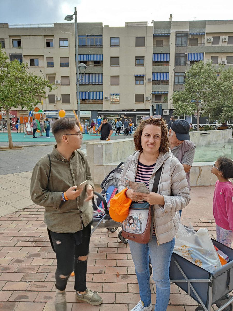 🧡A PIE DE CALLE🧡
Esta tarde nuestra agrupación hemos estado repartiendo merchandising , explicando nuestro programa a nuestros vecinos , y jugando con los mas pequeños de la casa .
#PorBenetússer