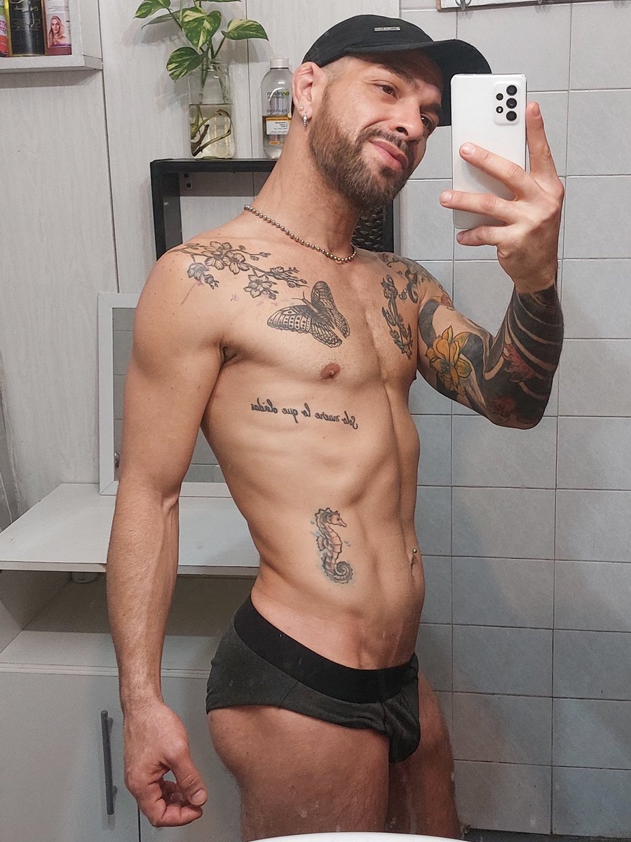 lucholugoh's tweet photo. Teoria: el slip más viejo, es el más cómodo 🍑🤳 https://t.co/SnAF86rTDN