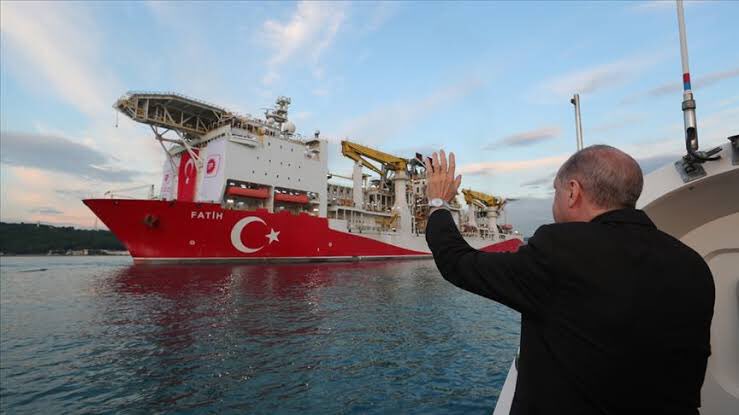 Cumhurbaşkanı Erdoğan:

Ordu ve Rize; Birisinde petrol, birisinde doğalgaz konusu var.