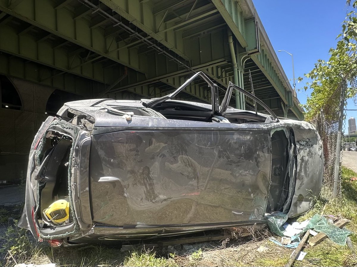 Yesterday, #ESU was called to @NYPD30Pct  for a vehicle that had gone over the safety railing of a raised portion of the Henry Hudson Parkway.

Our members were able to safely extricate the motorist & pass him off to @fdny #EMS who transported him to a local hospital.
Great job!