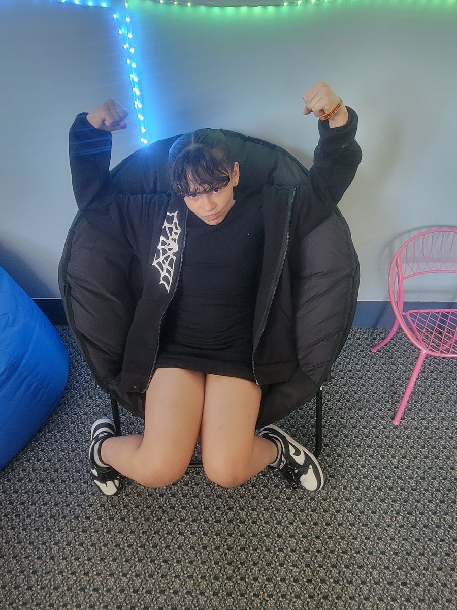 Valentine helped another student wall to class. Very thoughtful of her 🧡🖤 #GoodNewsCallOfTheDay #piratepride <a href="/BartonPto/">Clara Barton PTO</a>