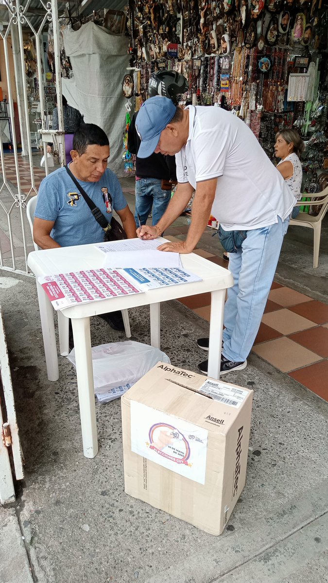 ugtivalle's tweet photo. #UGTI Buga cumpliendo con su deber y su derecho en las #EleccionesCUT.
Firmes con el profe @DimasAndresAria y con @KollCesar https://t.co/RrJ7W899QK