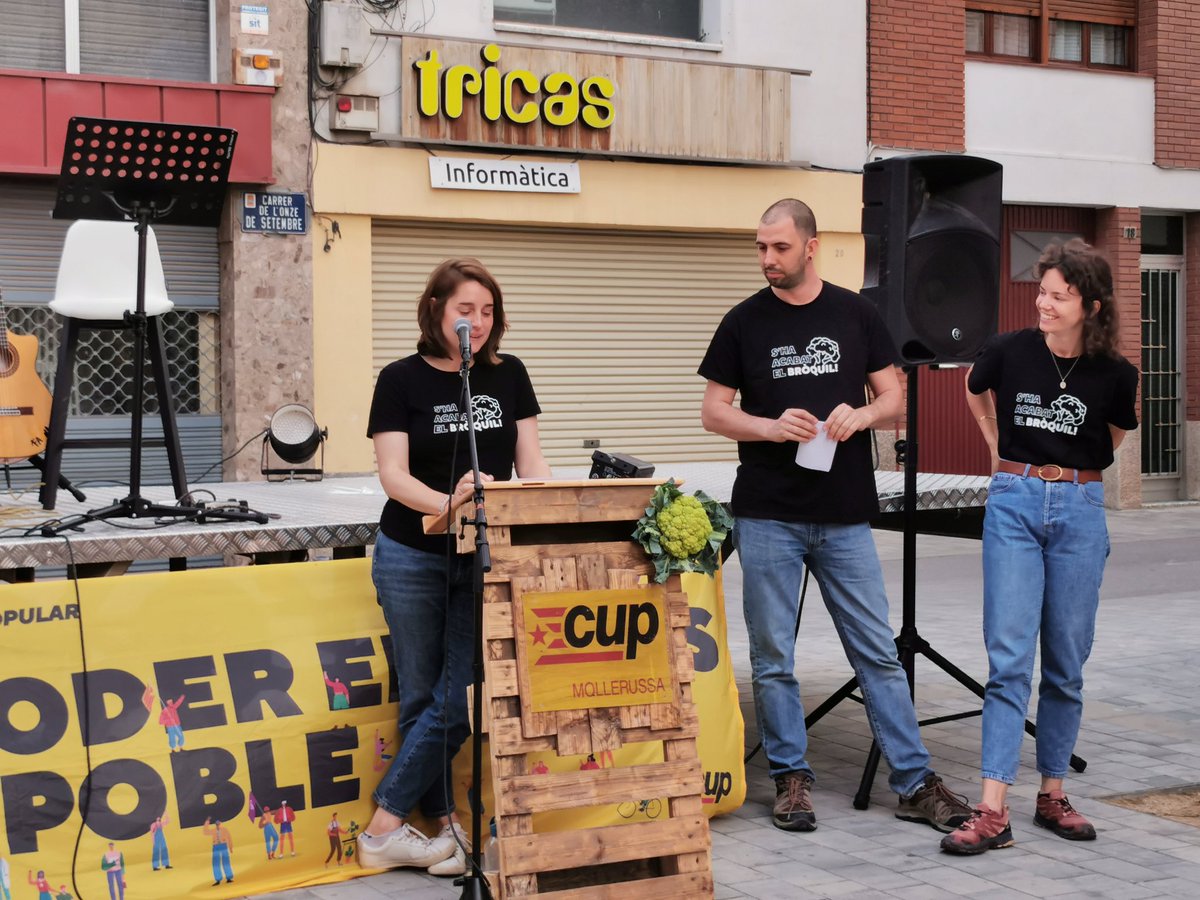 CUP_pladurgell's tweet photo. La Maria sentència 'O triem decréixer, fer comunitat i apostar pel benestar col·lectiu o triem capitalisme i creixement econòmic. O triem vida o triem col·lapse. Fem un pas endavant, ferm i decidit. Transformem el món des dels pobles i ciutats.' https://t.co/hltvAWNQka
