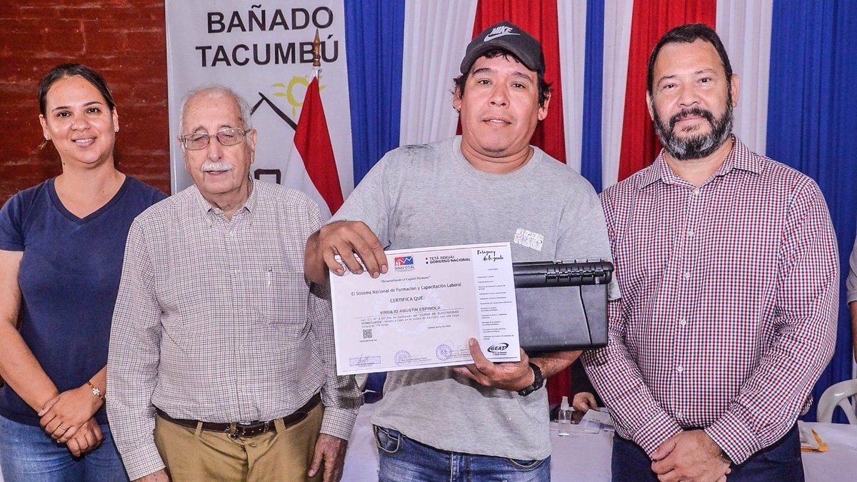 Sinafocal's tweet photo. 👩🏻‍💻 El @SINAFOCAL entregó certificados y kits de herramientas a 120 beneficiarios del Bañado Tacumbú quienes participaron en los cursos de Albañilería, Electricidad Domiciliaria y Fontanería, en el marco del “Programa de Rehabilitación y Vivienda del Bañado Sur”. 🧵 https://t.co/ot8c3bDTWI