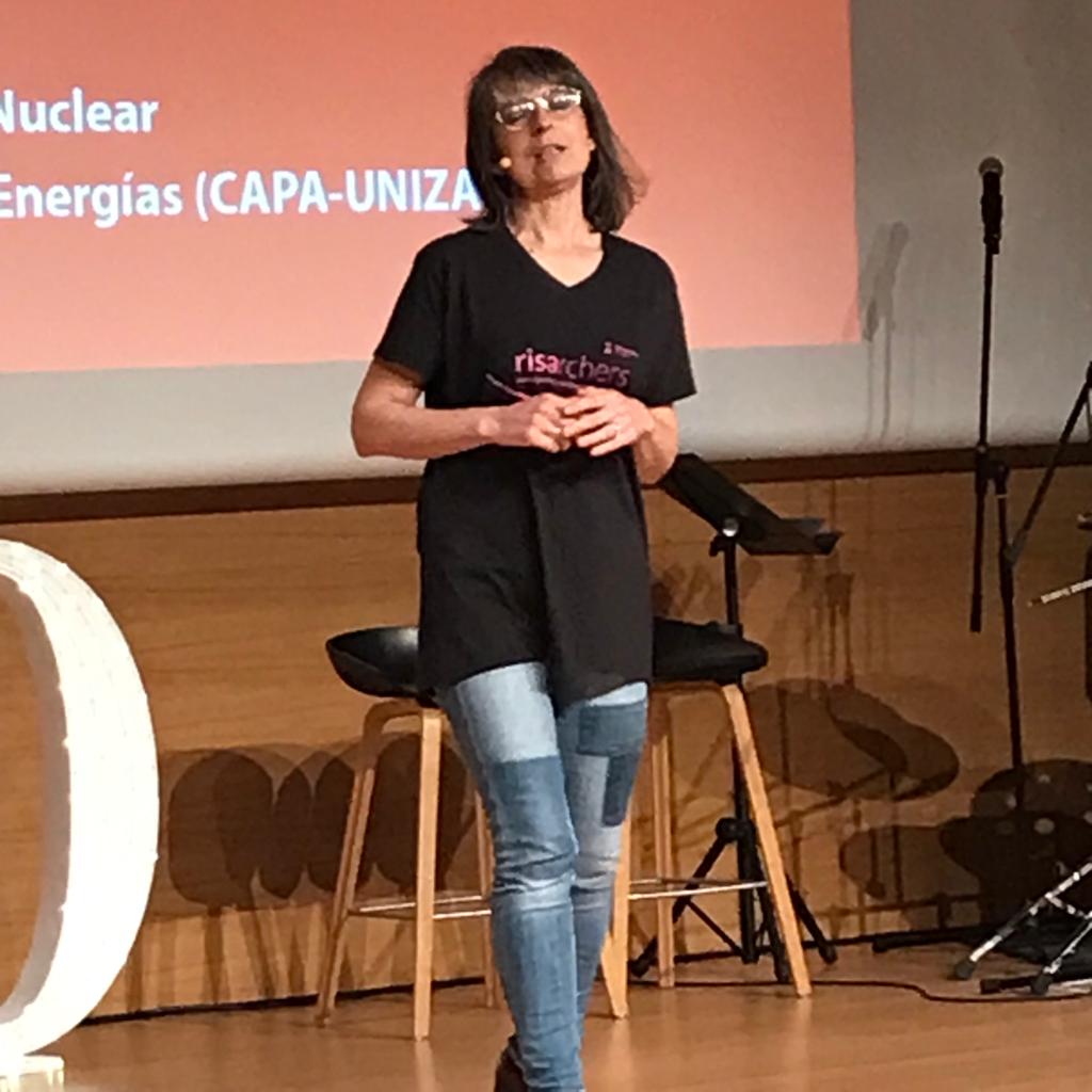 UccUnizar's tweet photo. Los monólogos de @RISArchers @unizar, a escena por tercera vez en esta semana 👏

Esta tarde las investigadoras  @MarisaSarsa @CAPAUnizar y #AliciaOtero @IA2_UZ_CITA han actuado en la
#IVgalananotecnologia de 
@CatedraSAMCANa1 🎉😃👏🏼  #nanotecnología.  
Enhorabuena! https://t.co/4GvfFHoLO8