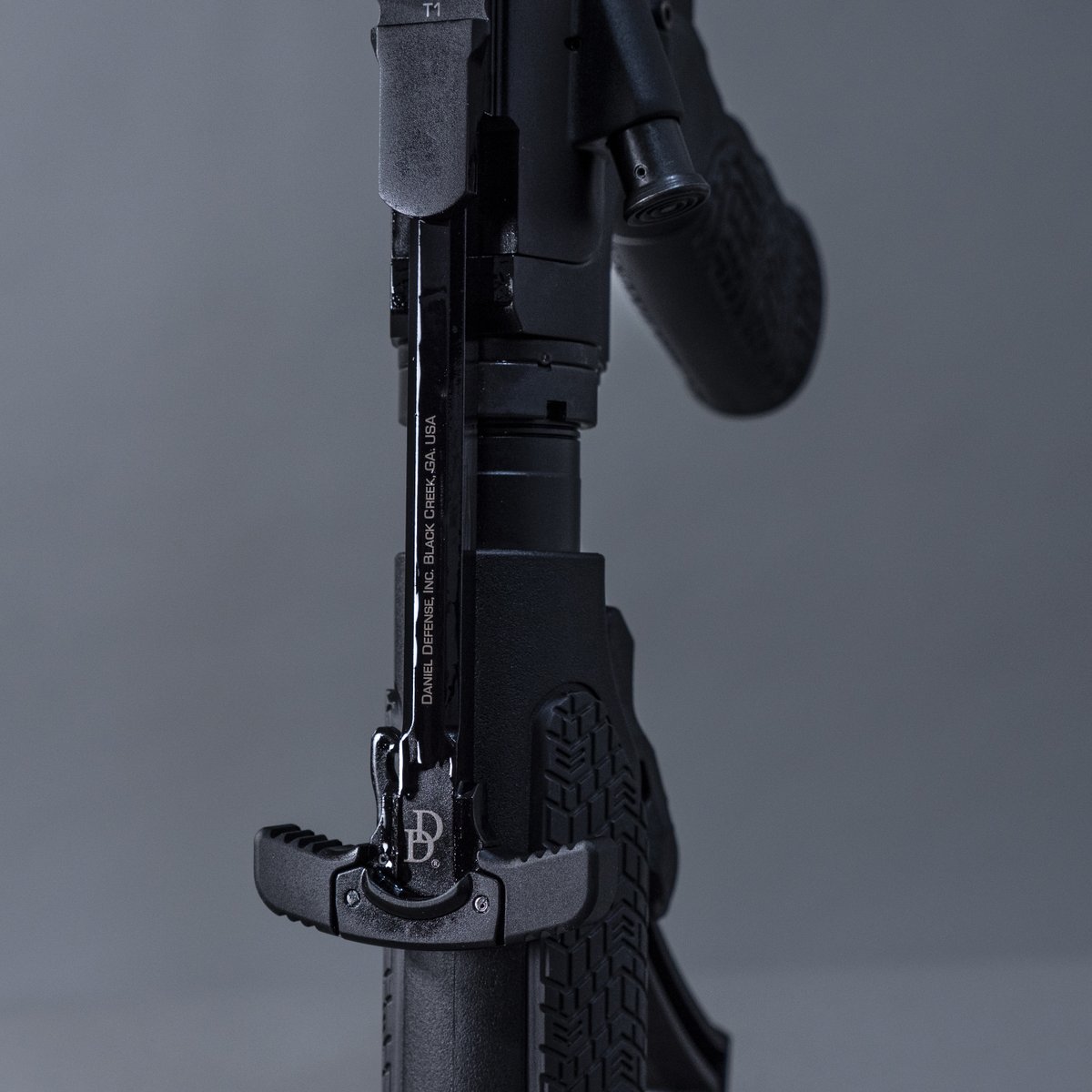 therealgunbros's tweet photo. Heading to GUNTICKETS today is the DD5 V3, an AR-style rifle that throws 7.62x51 rounds down range with extreme accuracy! Between the adjustable gas block and the reduced recoil, this Daniel Defense is your ticket to an amazing day at the range! #danieldefence #dd5 #guntickets https://t.co/j3cn7X2umw