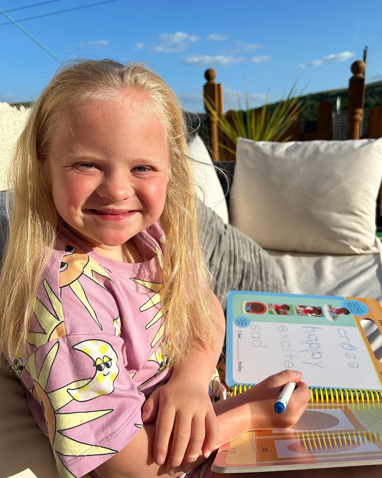 The neighbor's children are so cute, let's learn and have fun together. Happy Friday and happy half term.
Hopefully this beautiful sunshine is here to stay ☀️🕶️
Have a great bank holiday everyone ❤️