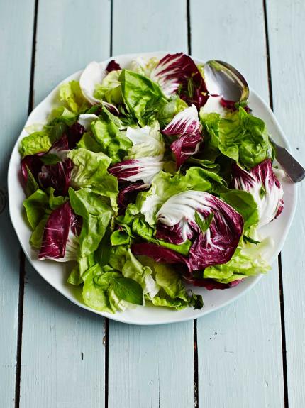 Simple green salad with lemon dressing #vegetables #picnic #dairyfree #glutenfree #seasonal #recipe bit.ly/2DVNaza