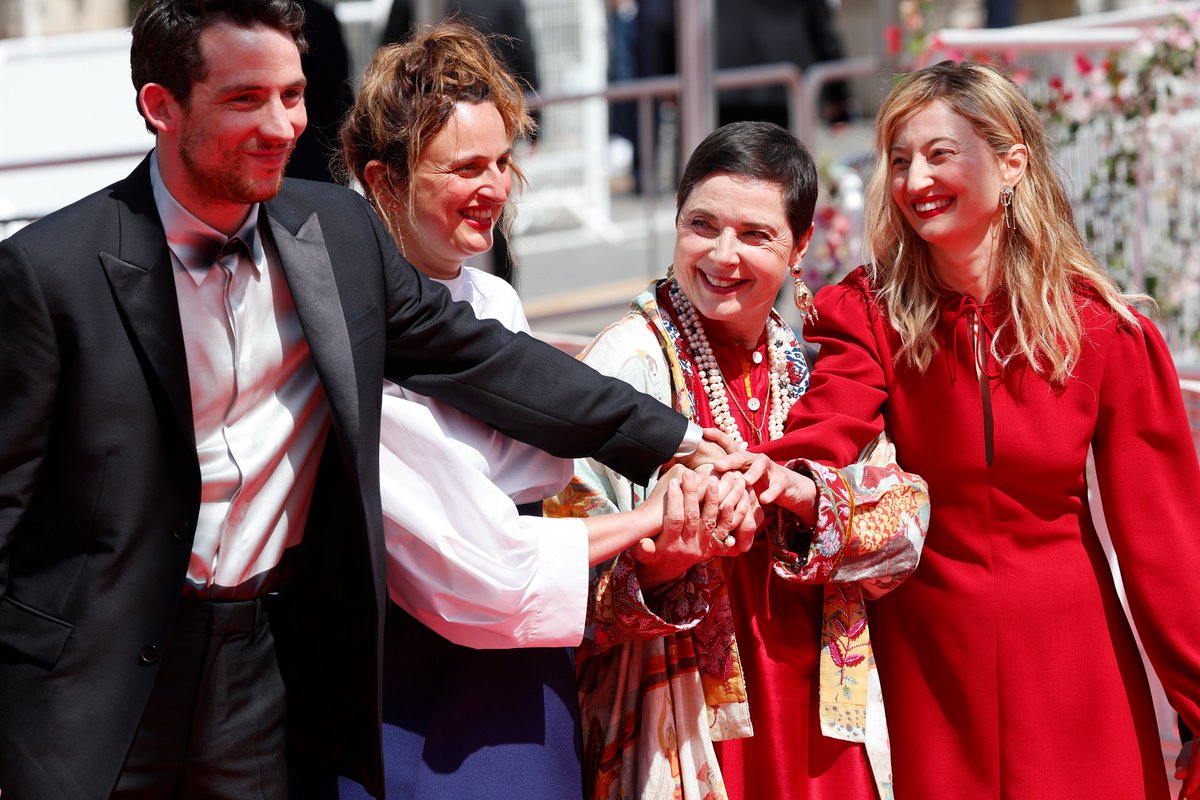TheMatchFactory's tweet image. ✨ Our favorite tombaroli! 📸 Alice Rohrwacher, Josh O’Connor, Carol Duarte, Alba Rohrwacher, Isabella Rossellini and the film team at Red Carpet of LA CHIMERA.

#Competition #Cannes #Cannes2023 #AliceRohrwacher #LaChimera #OfficialSelection