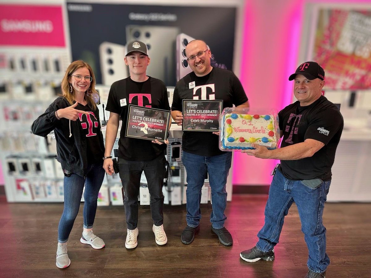 Winner’s circle in their very first quarter as Un-Carrier! Making moves out of Waynesville! Congrats gentlemen! 😎 <a href="/hraycalles/">Ray Calles 🇺🇸🇮🇱</a> <a href="/FrankKoutris/">Frank Koutris</a> <a href="/MrDennisJones/">Dennis Jones</a>