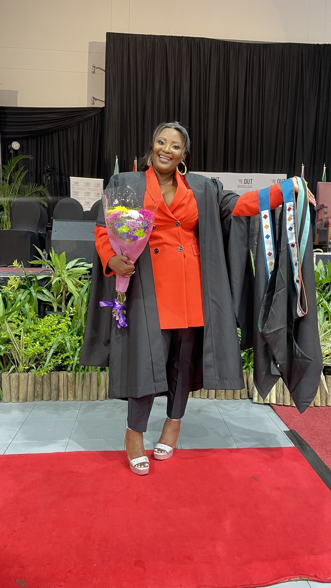 _NdiMncadi's tweet photo. 3x Graduate. This is for my late father π©π½βπ #DUTgrad https://t.co/4CEKfY28oW
