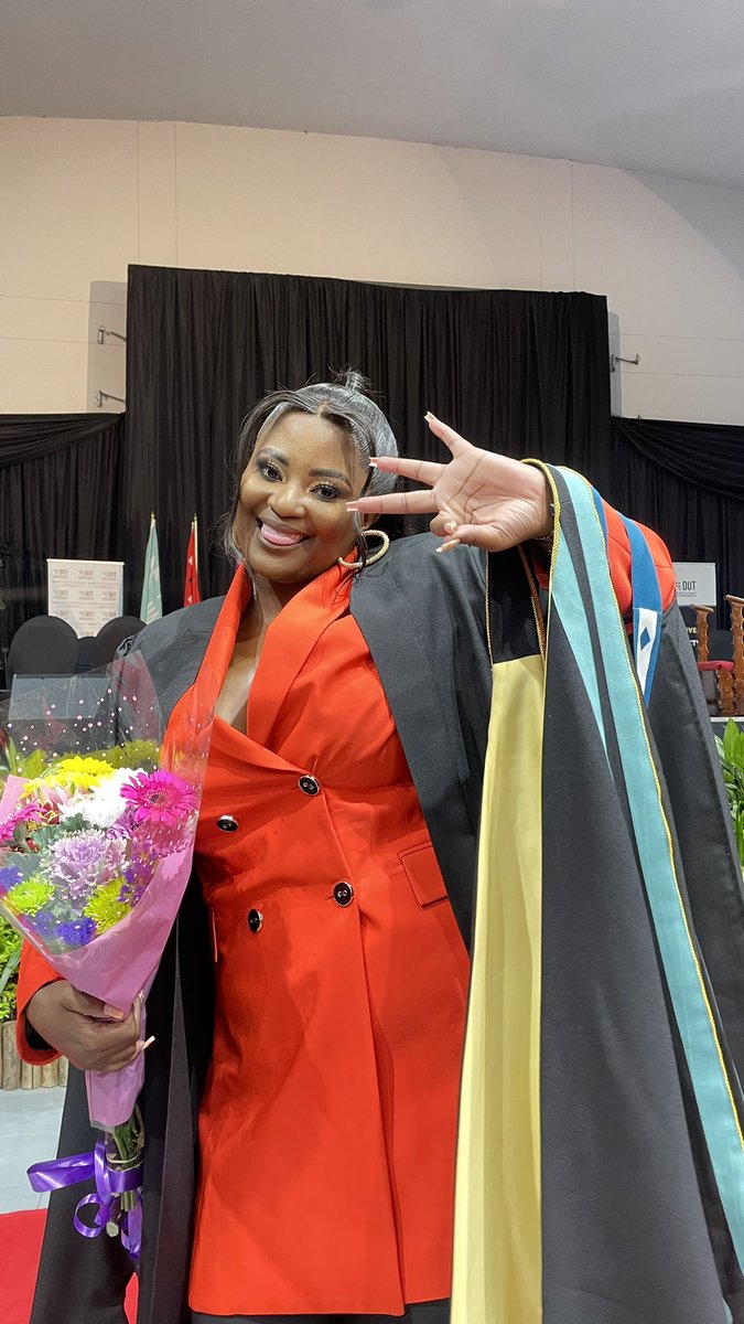 _NdiMncadi's tweet photo. 3x Graduate. This is for my late father π©π½βπ #DUTgrad https://t.co/4CEKfY28oW