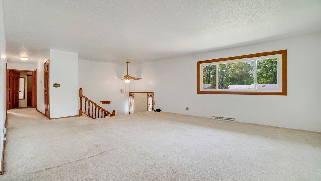 3423 Chadwick Drive, #RockfordIL 61109

Beautiful bi-level for sale! 4 Bed / 2 Bath on the market for $160,000. Visit the link to see all the photos or schedule a showing!

northernillinoishomesearch.com/homes/il/rockf…

#SoldOnToni #Rockford #GoRockford