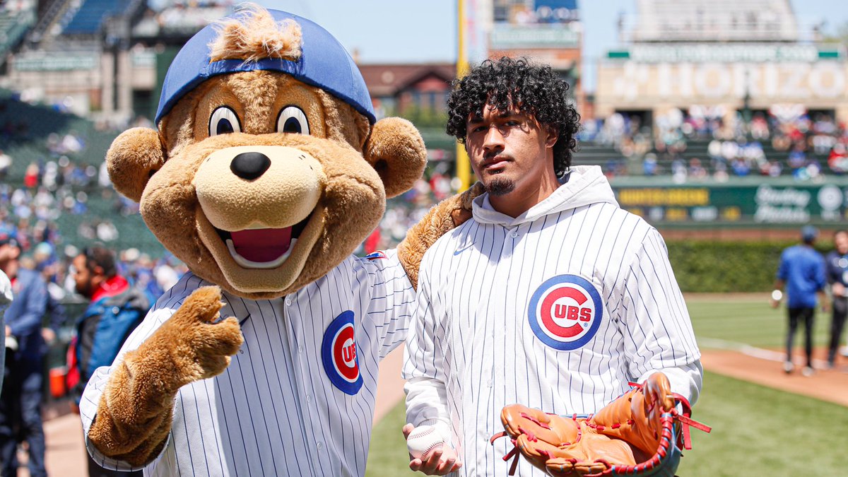 ChicagoBears's tweet photo. The rookies take on Wrigley ⚾️ https://t.co/UDPqKphahT