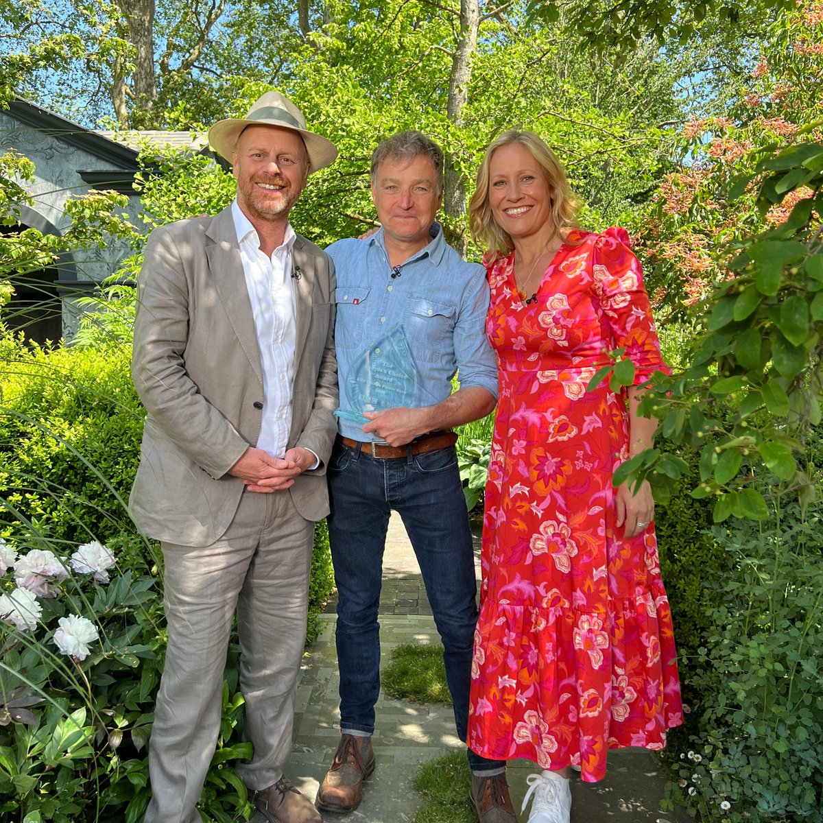 Massive congratulations to @chrisbeardshaw for winning the BBC/ RHS People's Choice Award with the Myeloma UK - A Life Worth Living Garden 

🏆👏🙌🌿🌼🤩🍃🌸

#BBCChelsea #ChelseaFlowerShow