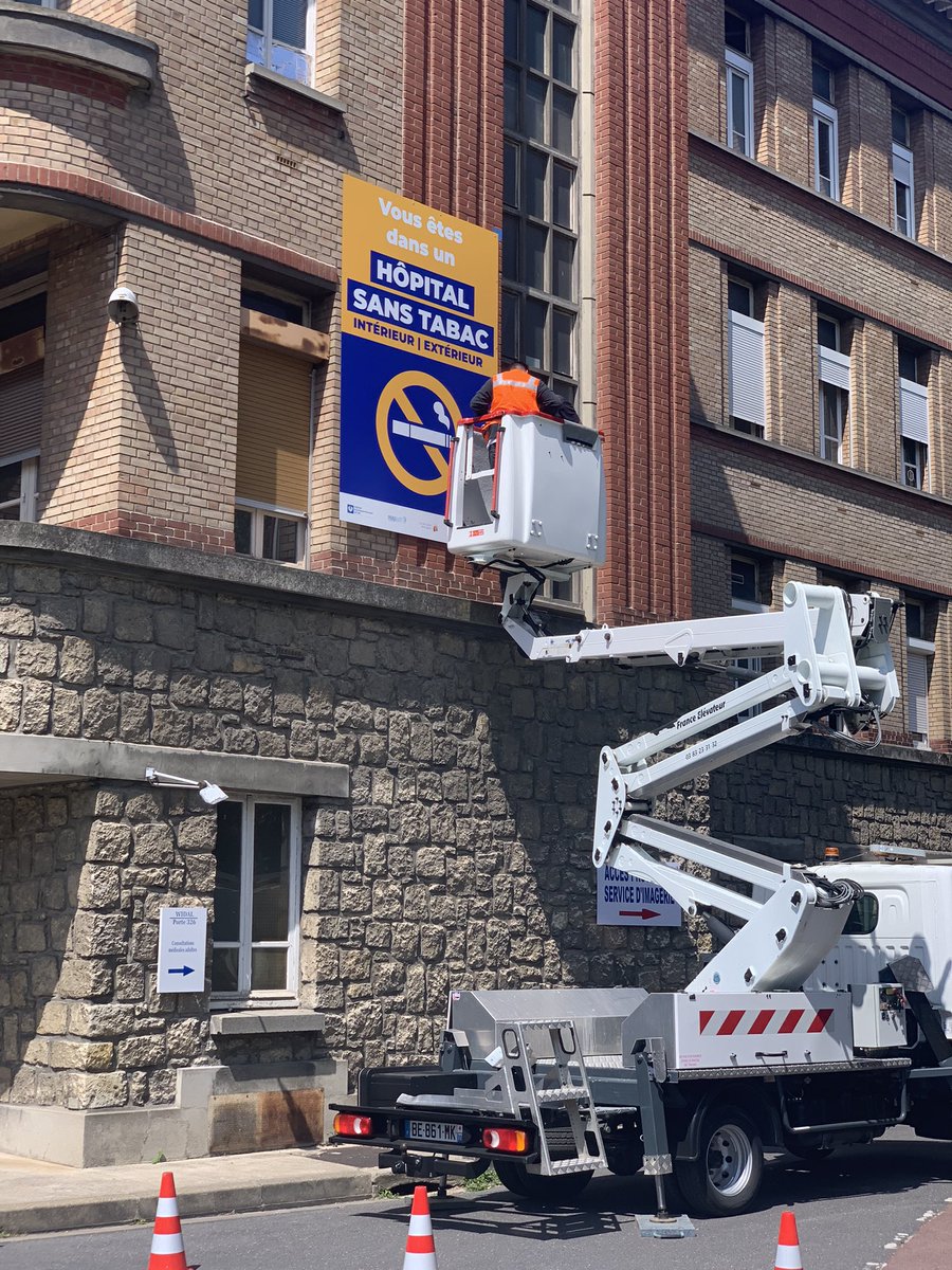 Aujourd’hui l’hôpital Raymond Poincaré @APHP de @VilleDeGarches s’affiche en grosses lettres comme hôpital #sanstabac ! Une bien belle initiative à quelques jours du 31mai  @Pare_Poincare