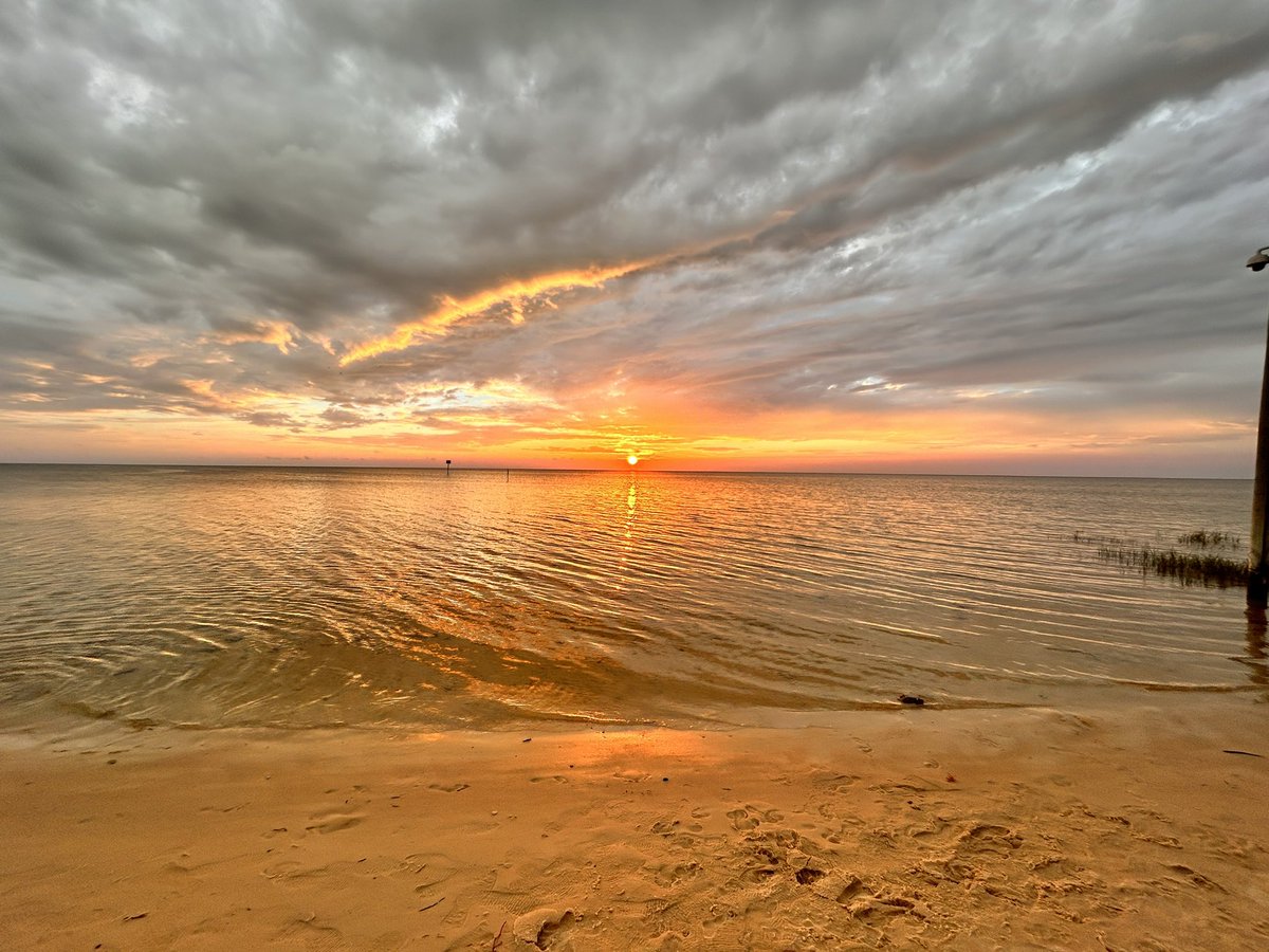 ann_coldwell's tweet photo. And my waves meet your shore, ever and evermore. 🌅❤️🌊🎶 https://t.co/sGz2F3nBSC