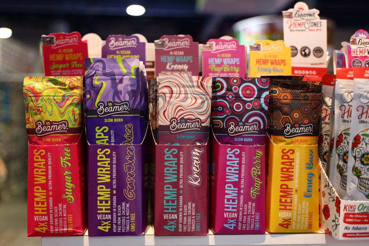 SmokeHouseDist's tweet image. Our Beamer Candle Displays boost sales 200%! 

Odor &amp;amp; Smoke Killer Collection has a scent range of 60+ including our new 7oz size! Candles made in the USA 🇺🇸

Our aluminum &amp;amp; acrylic Beamer &amp;amp; Bake Sale Grinders have a LIFETIME WARRANTY! 
#candle #hempwraps #grinder #wholesale