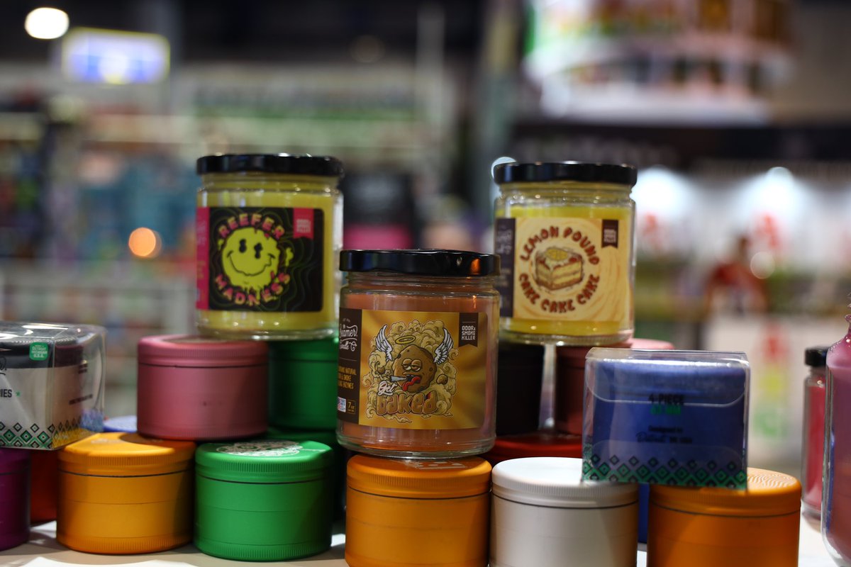 SmokeHouseDist's tweet image. Our Beamer Candle Displays boost sales 200%! 

Odor &amp;amp; Smoke Killer Collection has a scent range of 60+ including our new 7oz size! Candles made in the USA 🇺🇸

Our aluminum &amp;amp; acrylic Beamer &amp;amp; Bake Sale Grinders have a LIFETIME WARRANTY! 
#candle #hempwraps #grinder #wholesale