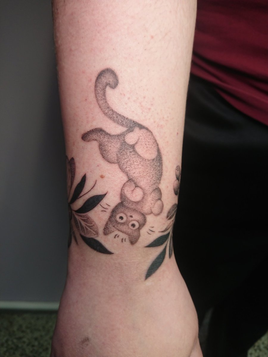 Paperiapina's tweet photo. Got a new tattoo yesterday! It is amazing and I love it so much.

I've been staring at it the whole day (and it stares back) https://t.co/RrSJlBrmR2